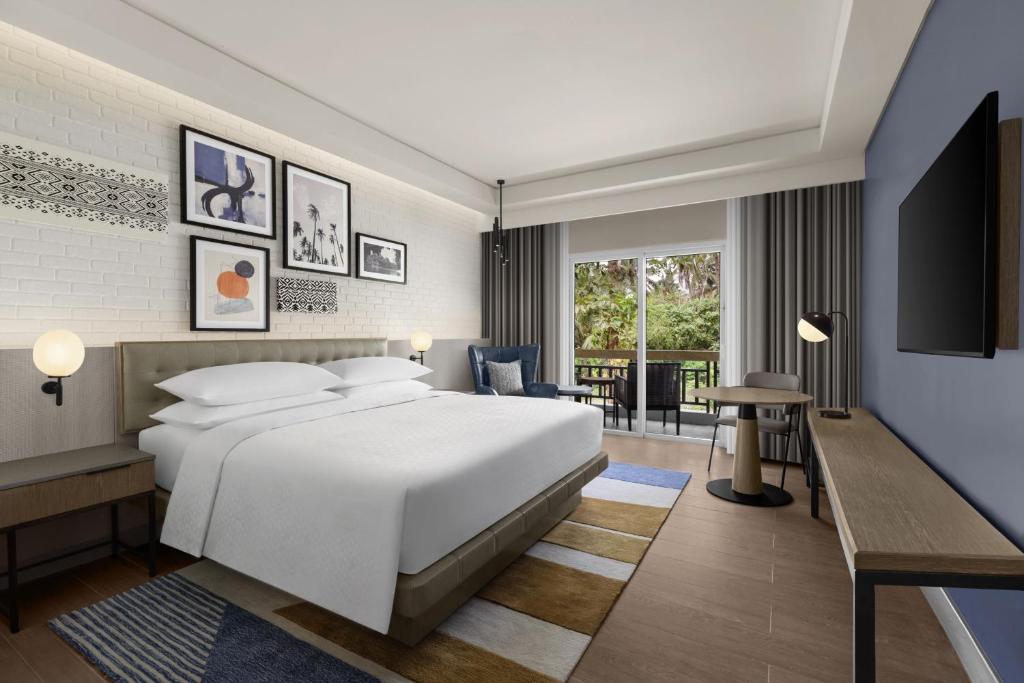 Una cama o camas en una habitación de Four Points by Sheraton Palawan Puerto Princesa