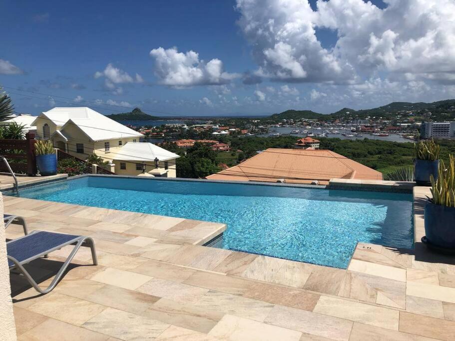 uma piscina em cima de uma casa em Deluxe Modern 1BR I Pool with Amazing Sea Views I Ideal Location em Gros Islet