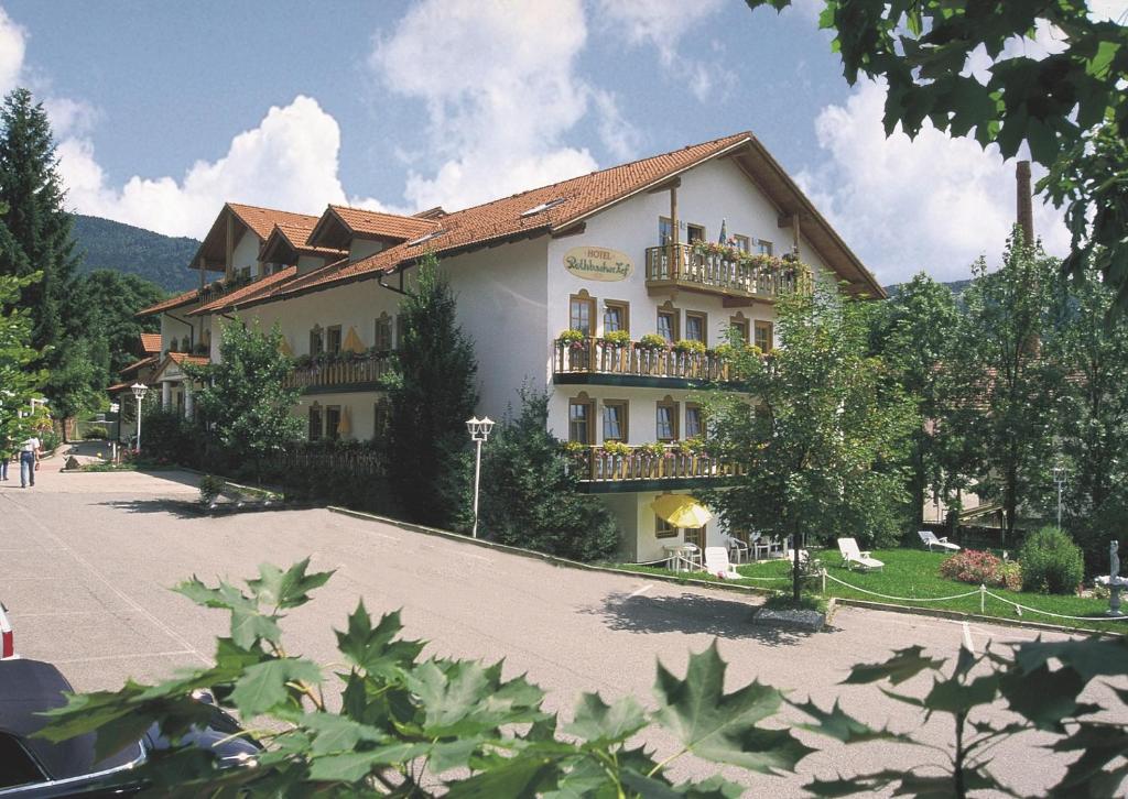 ein großes Gebäude mit Balkon auf der Seite in der Unterkunft Ferienhotel Rothbacher Hof in Bodenmais