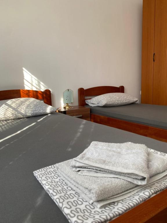 Postel nebo postele na pokoji v ubytování Apartmani Dora Leskovac
