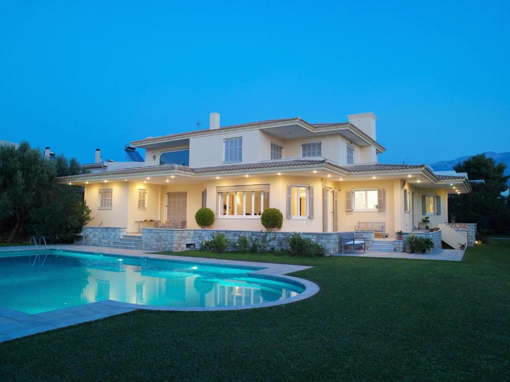 里奧的住宿－DH Epavlis，一座大房子,在庭院里设有一个游泳池
