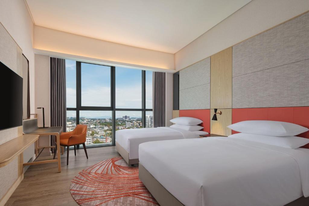 Postel nebo postele na pokoji v ubytování Sheraton Kuching Hotel