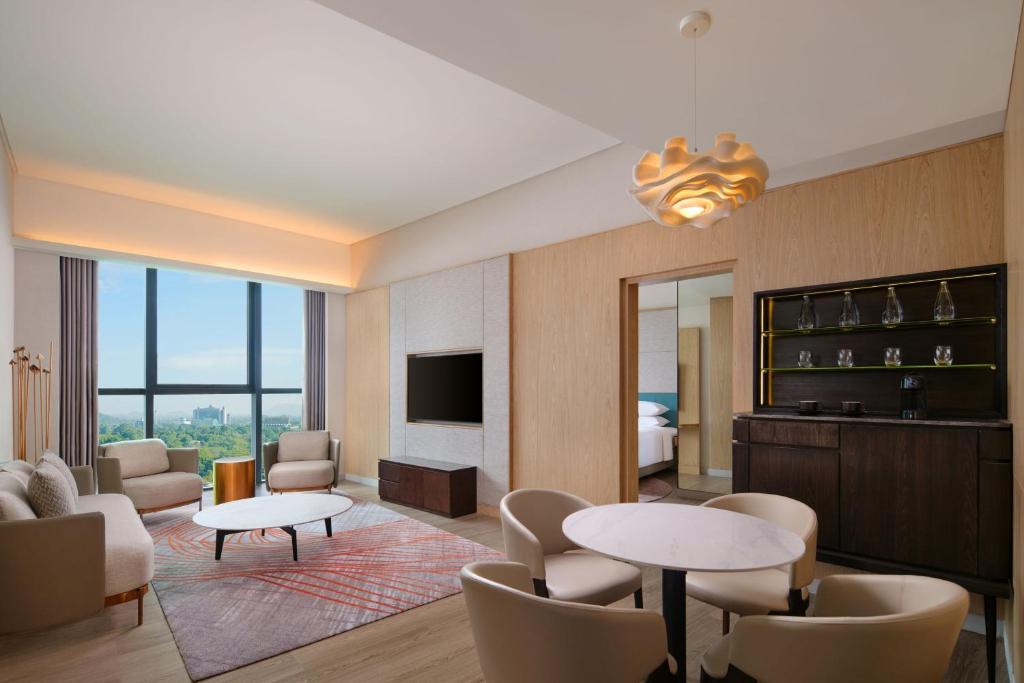 TV a/nebo společenská místnost v ubytování Sheraton Kuching Hotel