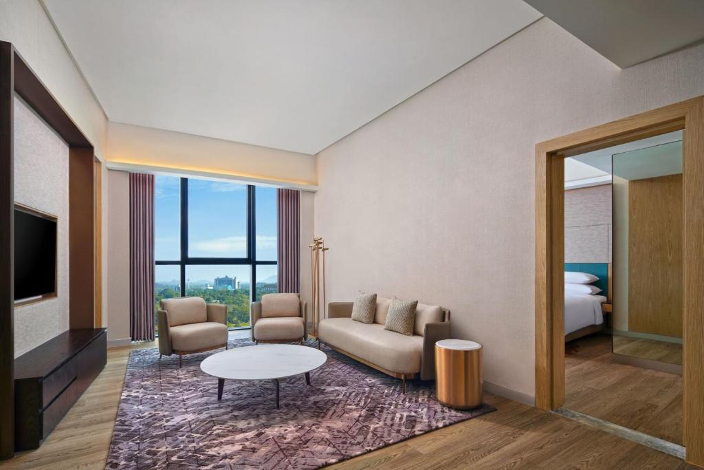 TV a/nebo společenská místnost v ubytování Sheraton Kuching Hotel