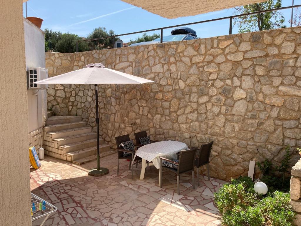 Apartments with a parking space Losinj, Losinj - 23520