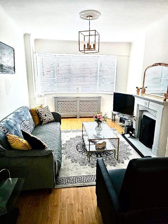 Stunning Modern Cozy 5 star 3 bedroom house-Free Parking Greater London Metro Stations hosted by Tony - Three-Bedroom House