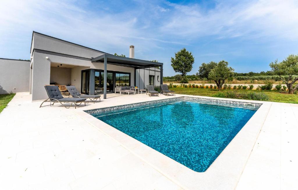 una piscina en el patio trasero de una casa en Villa Fran, en Pula