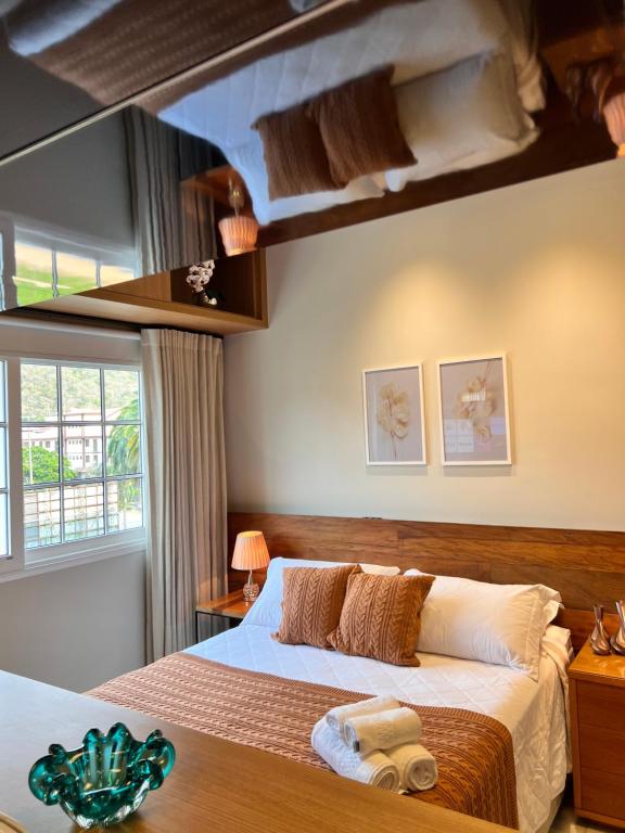 En eller flere senge i et værelse på Granja Brasil - Lindo Studio - Com Piscina e Lazer - No Centro de Itaipava