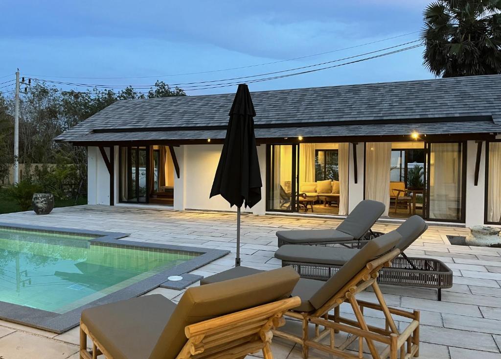 Bazén v ubytování Koyao Bay Pavilions - Beach Resort and Pool Villas nebo v jeho okolí