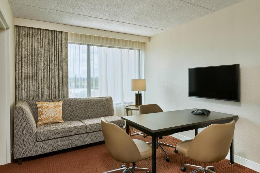 Sheraton Portland Airport Hotel - Suite, 1 Rey