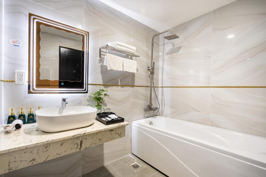 Phòng tắm tại Nicecy Saigon Hotel