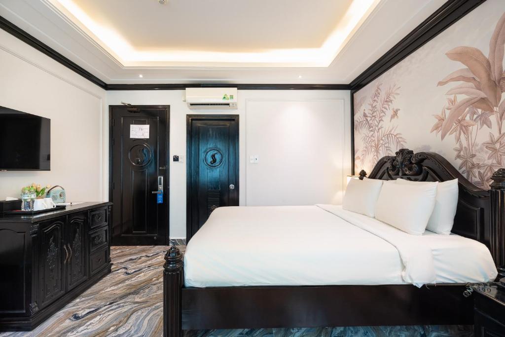 Giường trong phòng chung tại Nicecy Saigon Hotel
