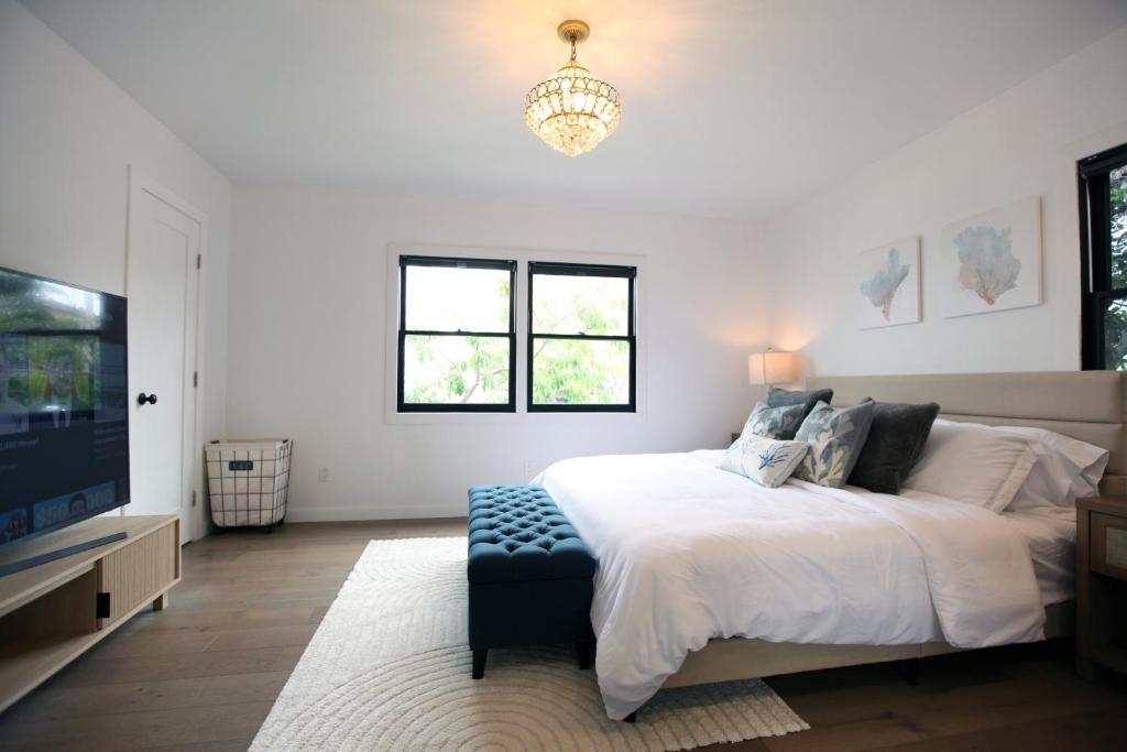 Postel nebo postele na pokoji v ubytování Brand New La Jolla Beach Villa Gem