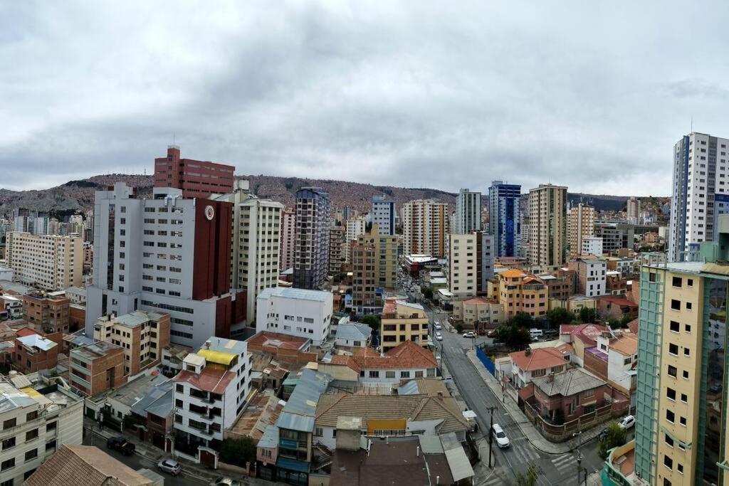 a city with many tall buildings and buildings at Miraflores departamento céntrico, amplio, hermosas vistas, dúplex 3 dormitorios in Chijini