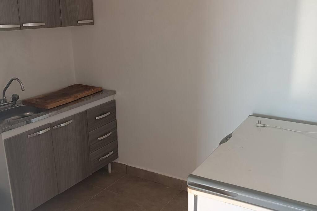 eine Küche mit Spüle und Arbeitsplatte in der Unterkunft Casa Quinta Búho Norte in Resistencia