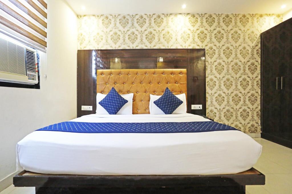Postel nebo postele na pokoji v ubytování Hotel Iconic Suite - Near Delhi Airport