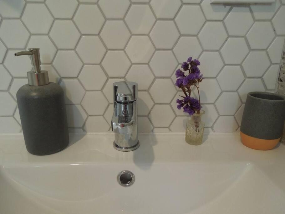 Raglan, walk to harbour and town, garden views - Resim 16