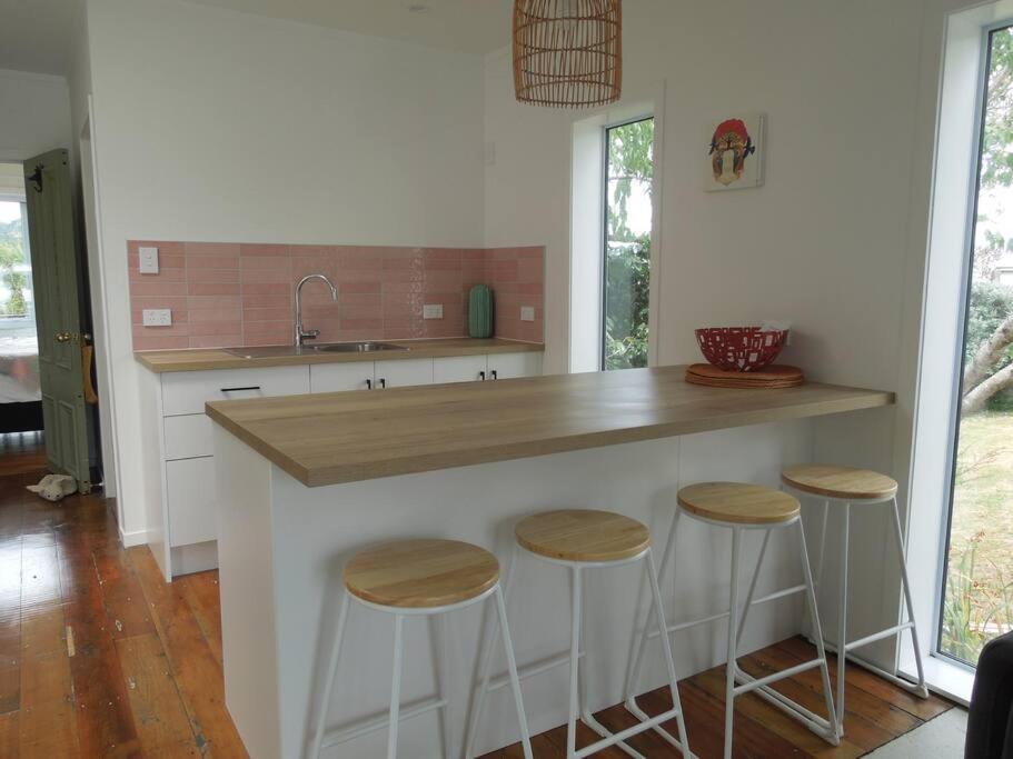 Raglan, walk to harbour and town, garden views - Resim 12