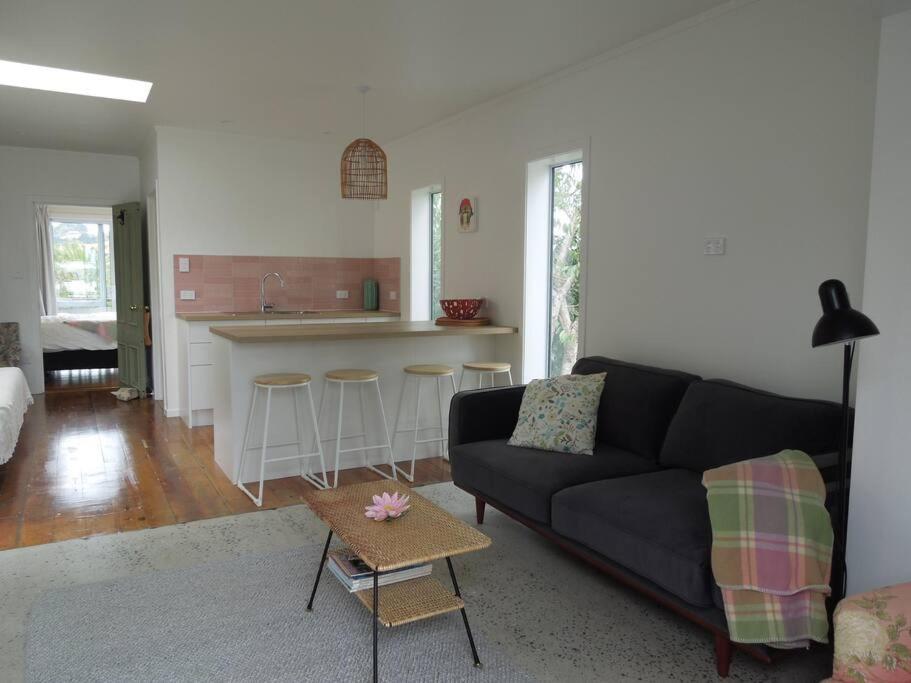 Raglan, walk to harbour and town, garden views - Resim 3