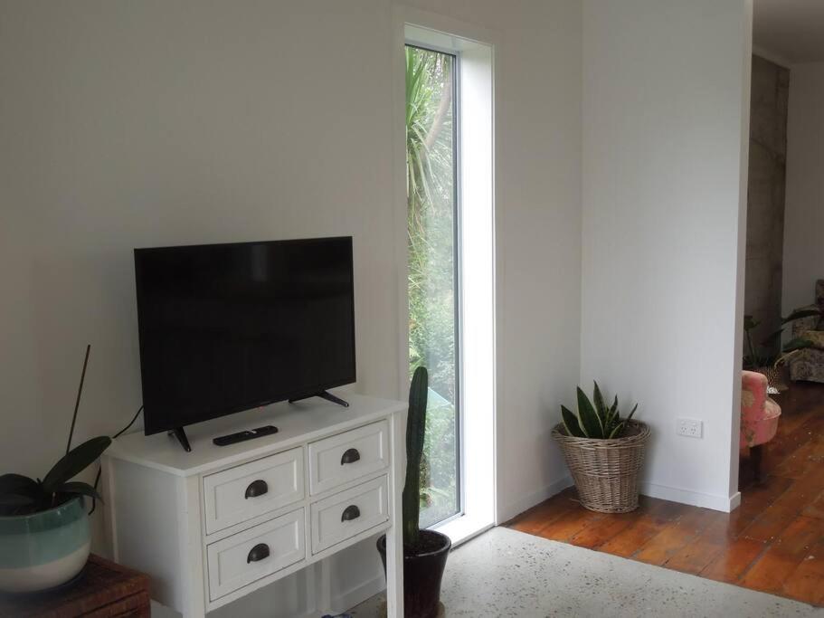 Raglan, walk to harbour and town, garden views - Resim 13