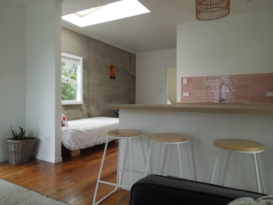 Raglan, walk to harbour and town, garden views - Resim 2