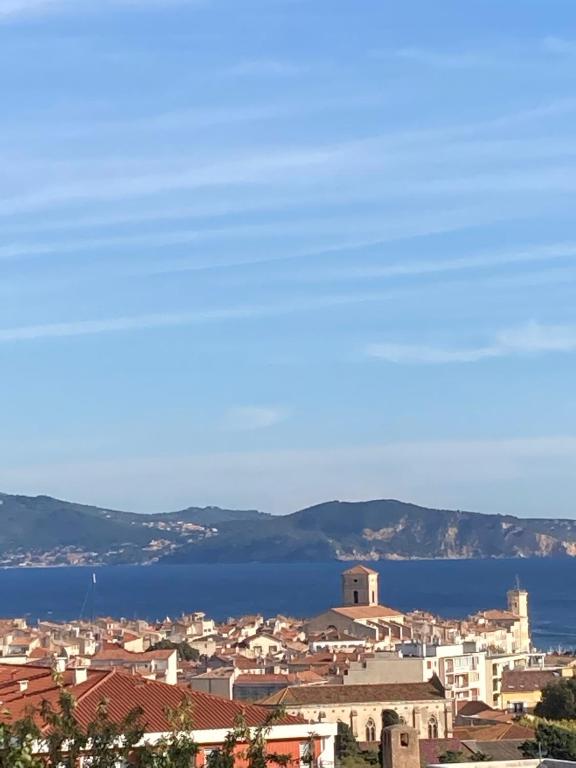 - une vue sur la ville, l'eau et les bâtiments dans l'établissement Campagne Vanrell, à La Ciotat