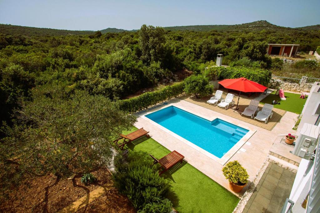 Bazén v ubytovaní Holiday house Nena with pool alebo v jeho blízkosti