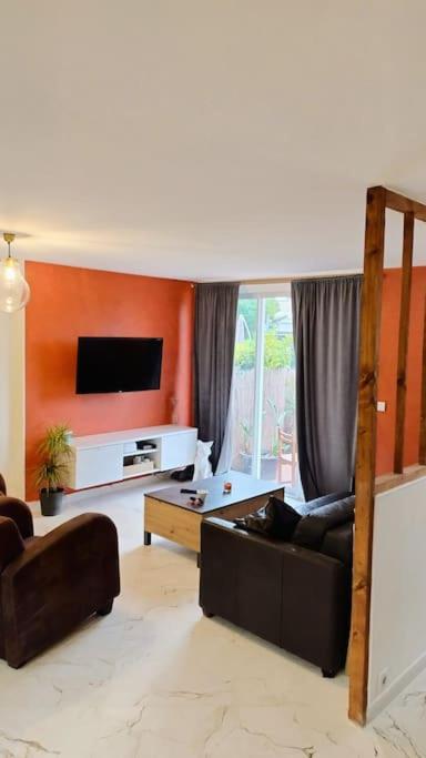 un salon avec un canapé et une télévision dans l'établissement Peaceful appartment in la Ciotat, à La Ciotat