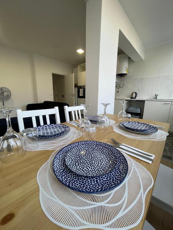 a table with three blue and white plates on it at Sommer Apartment in Entroncamento