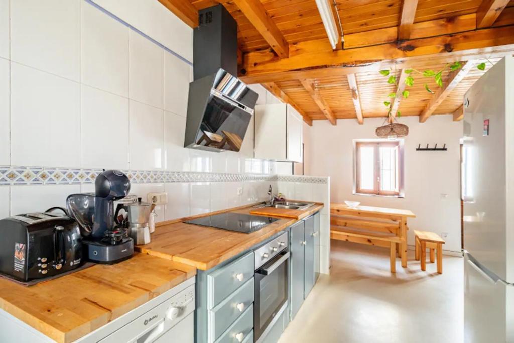Kuchyňa alebo kuchynka v ubytovaní Casa marinera céntrica en Comillas