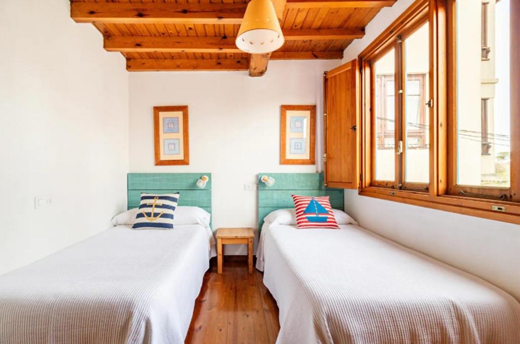 Posteľ alebo postele v izbe v ubytovaní Casa marinera céntrica en Comillas