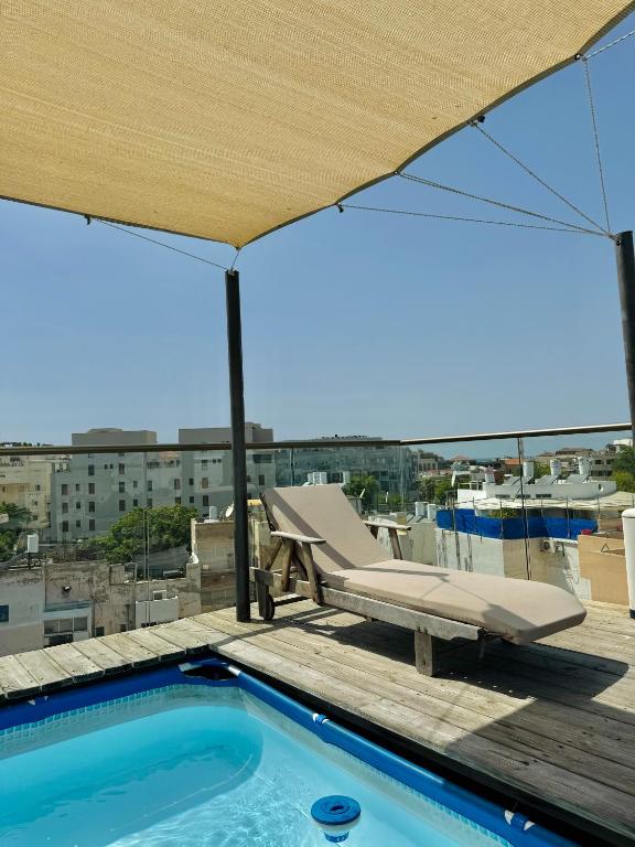 Bazén v ubytování Old Jaffa's Penthouse Boutique Hostel nebo v jeho okolí