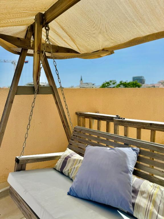 Balkón nebo terasa v ubytování Old Jaffa's Penthouse Boutique Hostel
