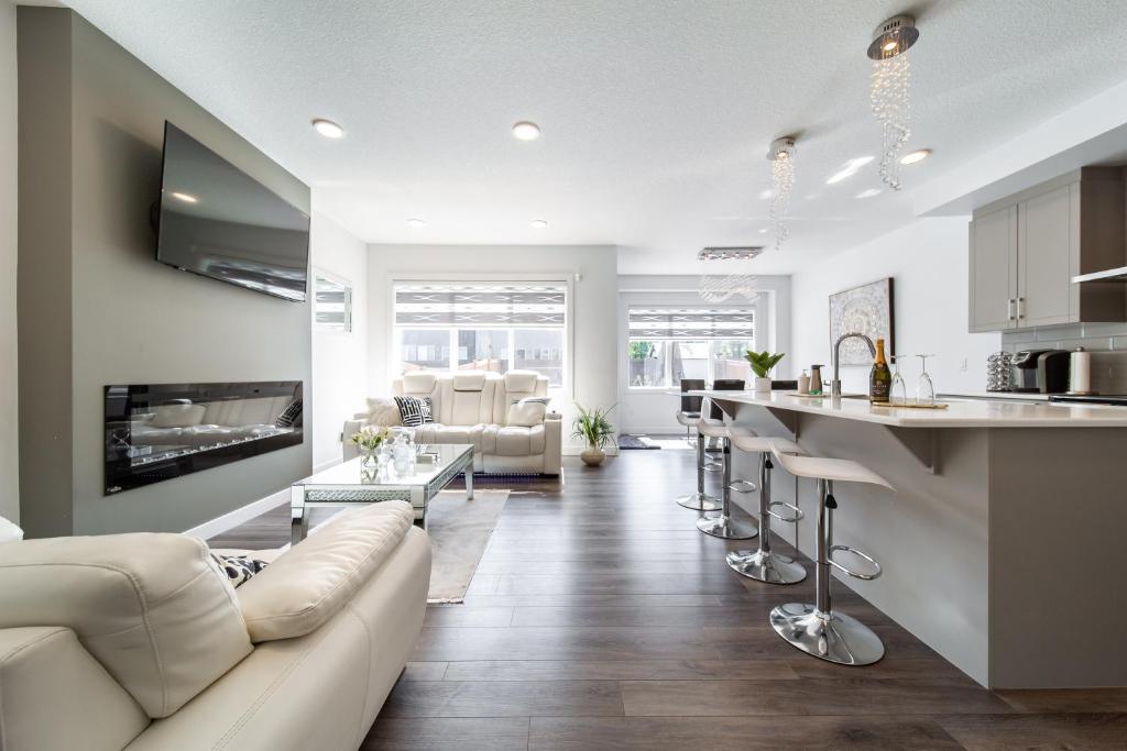 Φωτογραφία από το άλμπουμ του New Luxury House in South Edmonton Near Airport στο Έντμοντον