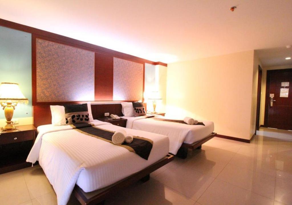 Postel nebo postele na pokoji v ubytování Convenient Grand Plus Hotel Suvarnabhumi