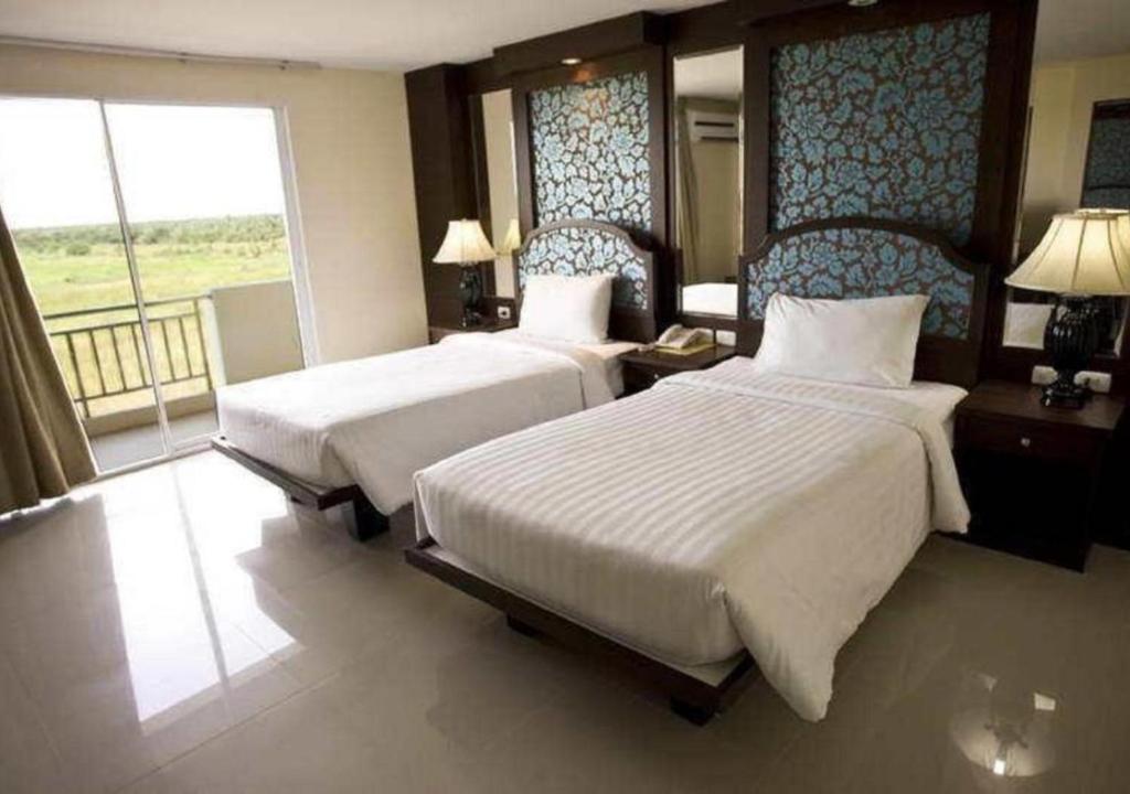 Postel nebo postele na pokoji v ubytování Convenient Grand Plus Hotel Suvarnabhumi