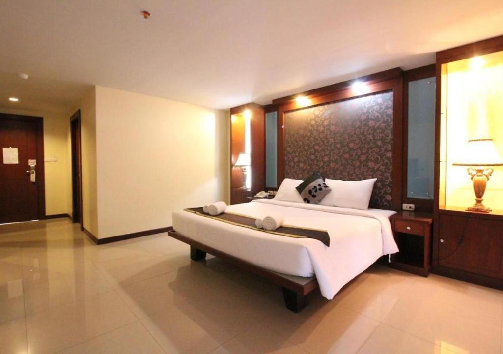 Postel nebo postele na pokoji v ubytování Convenient Grand Plus Hotel Suvarnabhumi