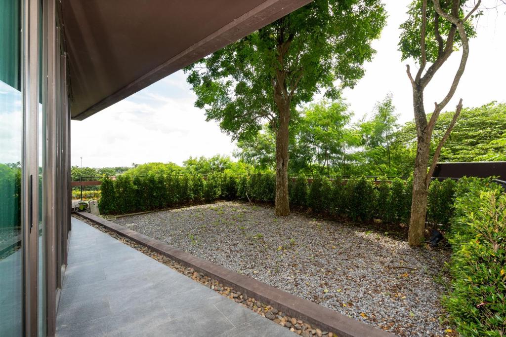 Zahrada ubytování Spacious Pool Access Apartment with 2 BR - Rawai