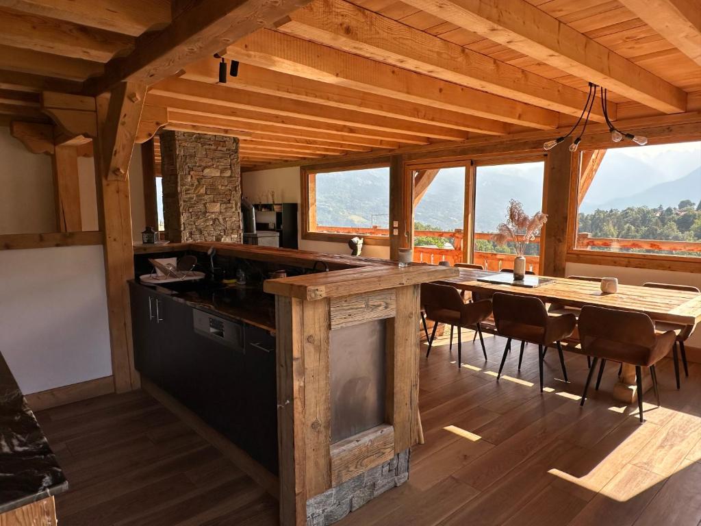 Kuchyň nebo kuchyňský kout v ubytování Chalet vue Mont Blanc avec jacuzzi extérieur