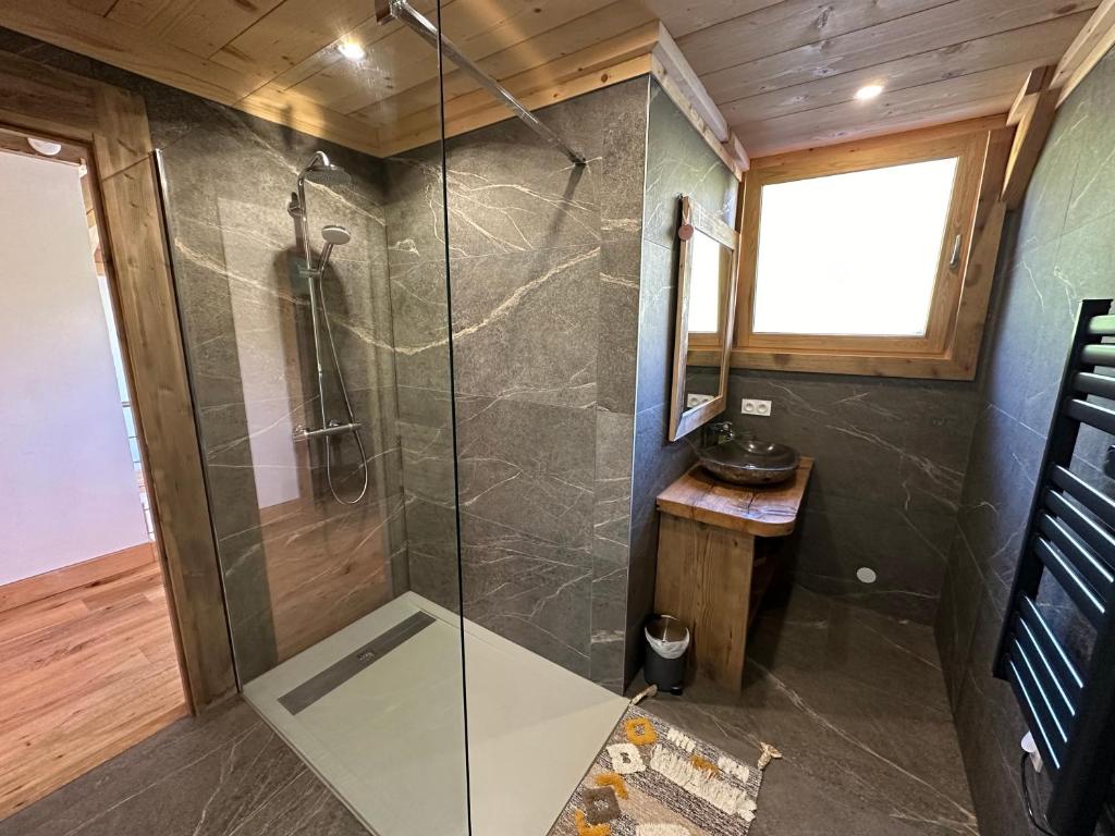 Koupelna v ubytování Chalet vue Mont Blanc avec jacuzzi extérieur