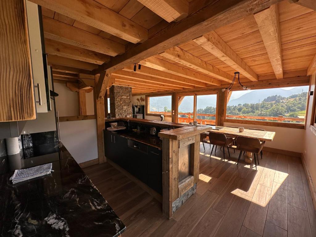 Kuchyň nebo kuchyňský kout v ubytování Chalet vue Mont Blanc avec jacuzzi extérieur
