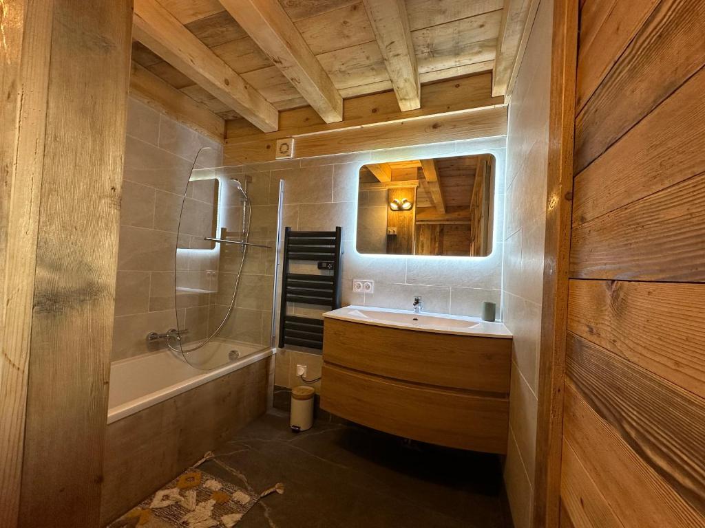 Koupelna v ubytování Chalet vue Mont Blanc avec jacuzzi extérieur