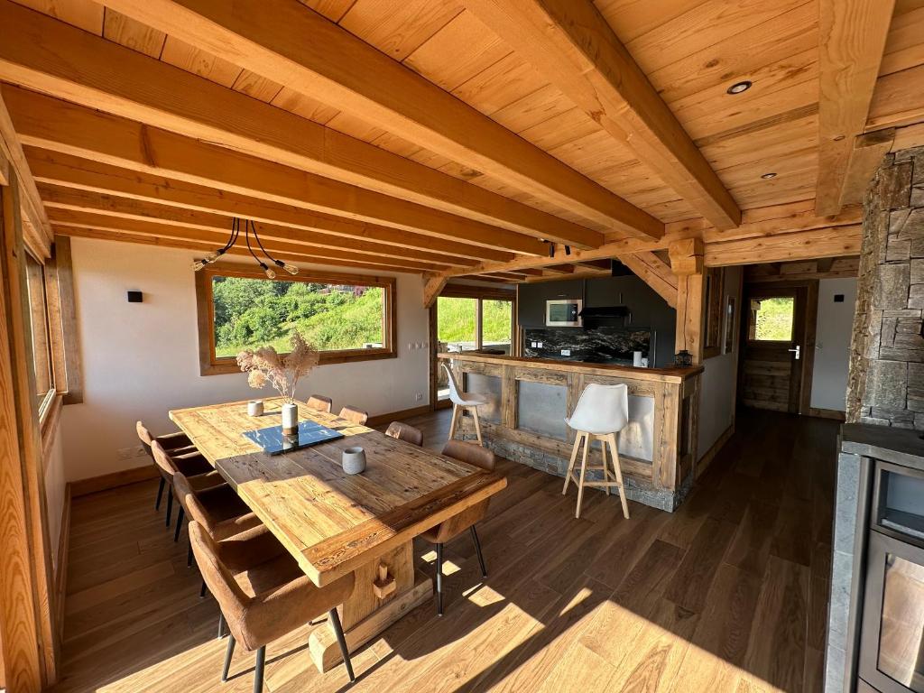Kuchyň nebo kuchyňský kout v ubytování Chalet vue Mont Blanc avec jacuzzi extérieur