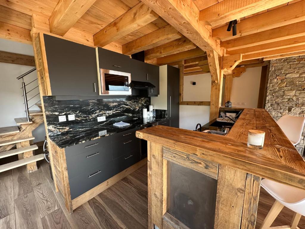 Kuchyň nebo kuchyňský kout v ubytování Chalet vue Mont Blanc avec jacuzzi extérieur