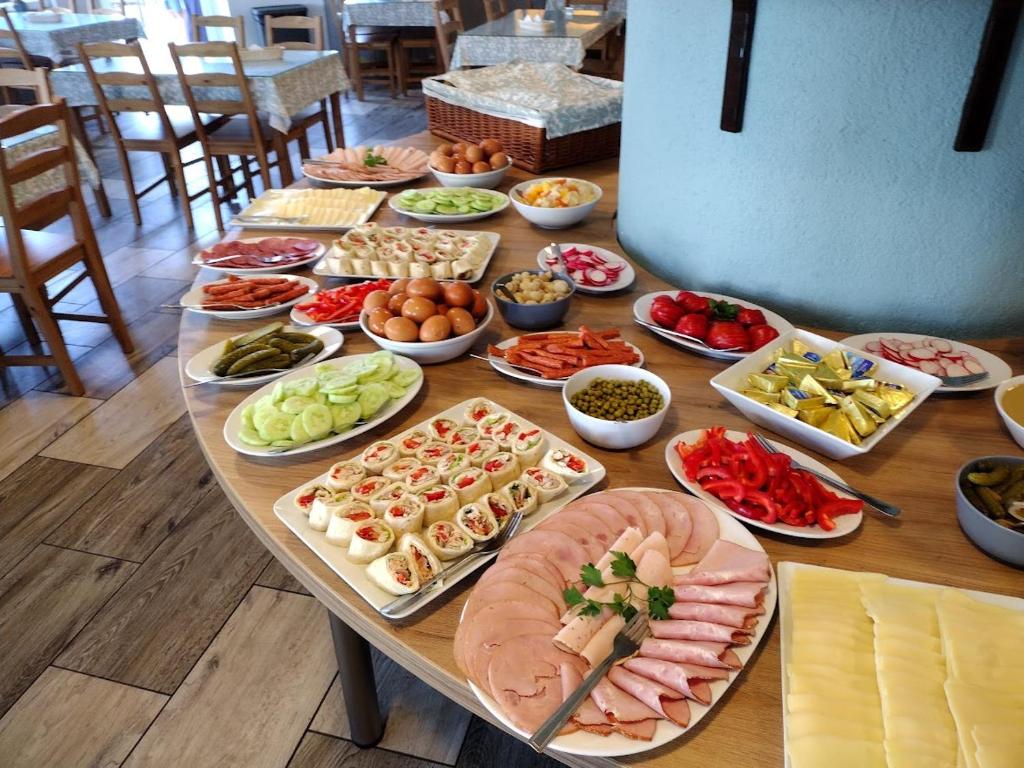 une longue table avec de nombreux plats dans l'établissement Baltic Resort Marina, à Darłówko