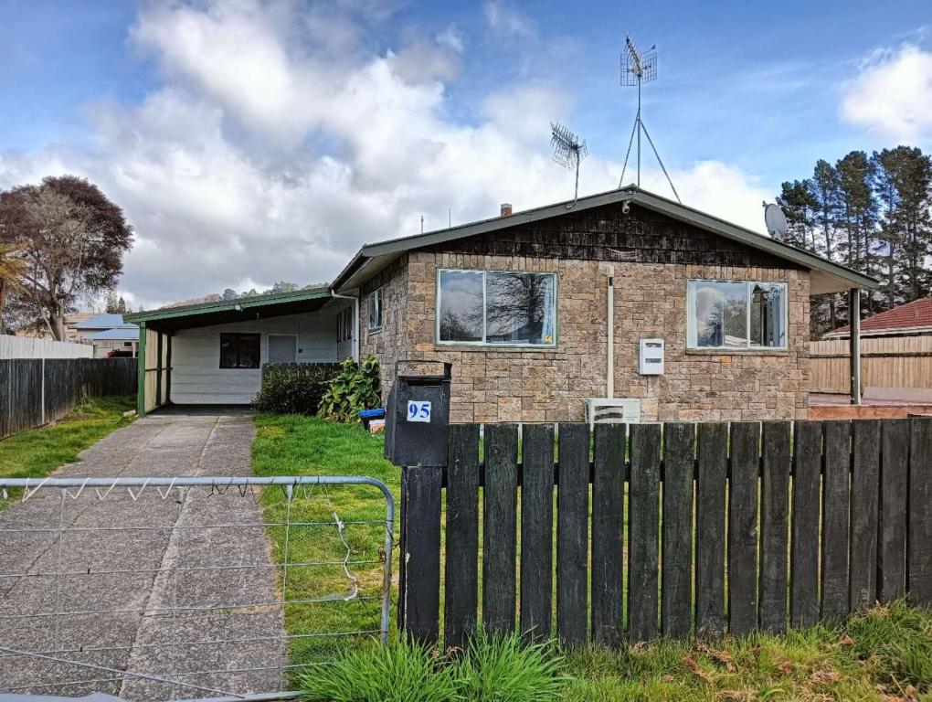 3 Bedroom House, 95 Aquirus Drive, Rotorua - Resim 1