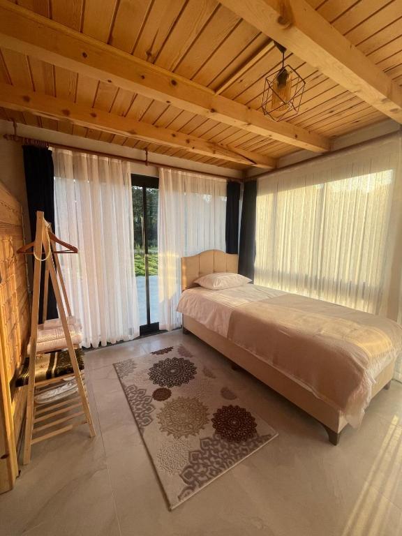 Postel nebo postele na pokoji v ubytování Dere Bungalov Suit