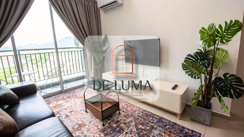 Una sala de estar con un sofá y una ventana grande. en De Luma-Metropol, en Bukit Mertajam