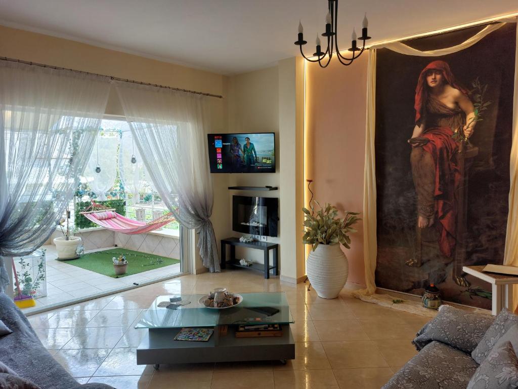 TV a/nebo společenská místnost v ubytování Delphitea Philoxenia