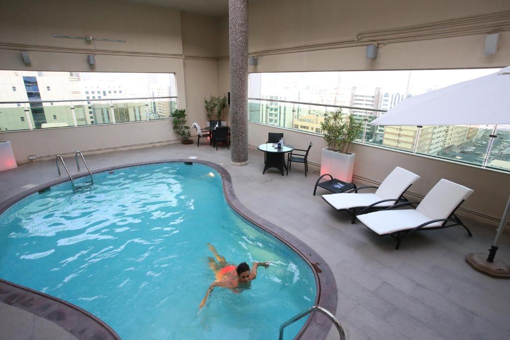 Piscina en o cerca de Ramada Downtown Abu Dhabi
